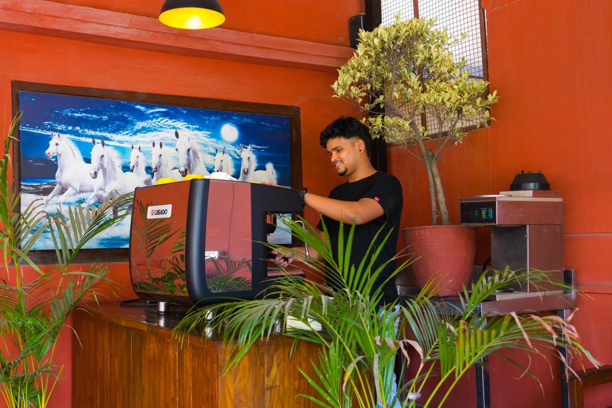 Hotel Ganesh Himal Kathmandu Buitenkant foto